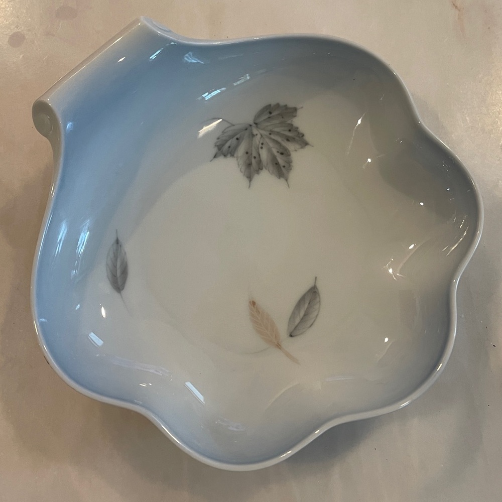 Bing & Grondahl Falling Leaves 7” Shell Bon Bon Porcelain Dish.  Perfect Cond.